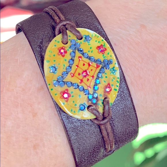 Leather Bracelet/Cuff w/ Sterling Hardware w/ Elaborate Handpainted Jewel Shell - Picture 3 of 13